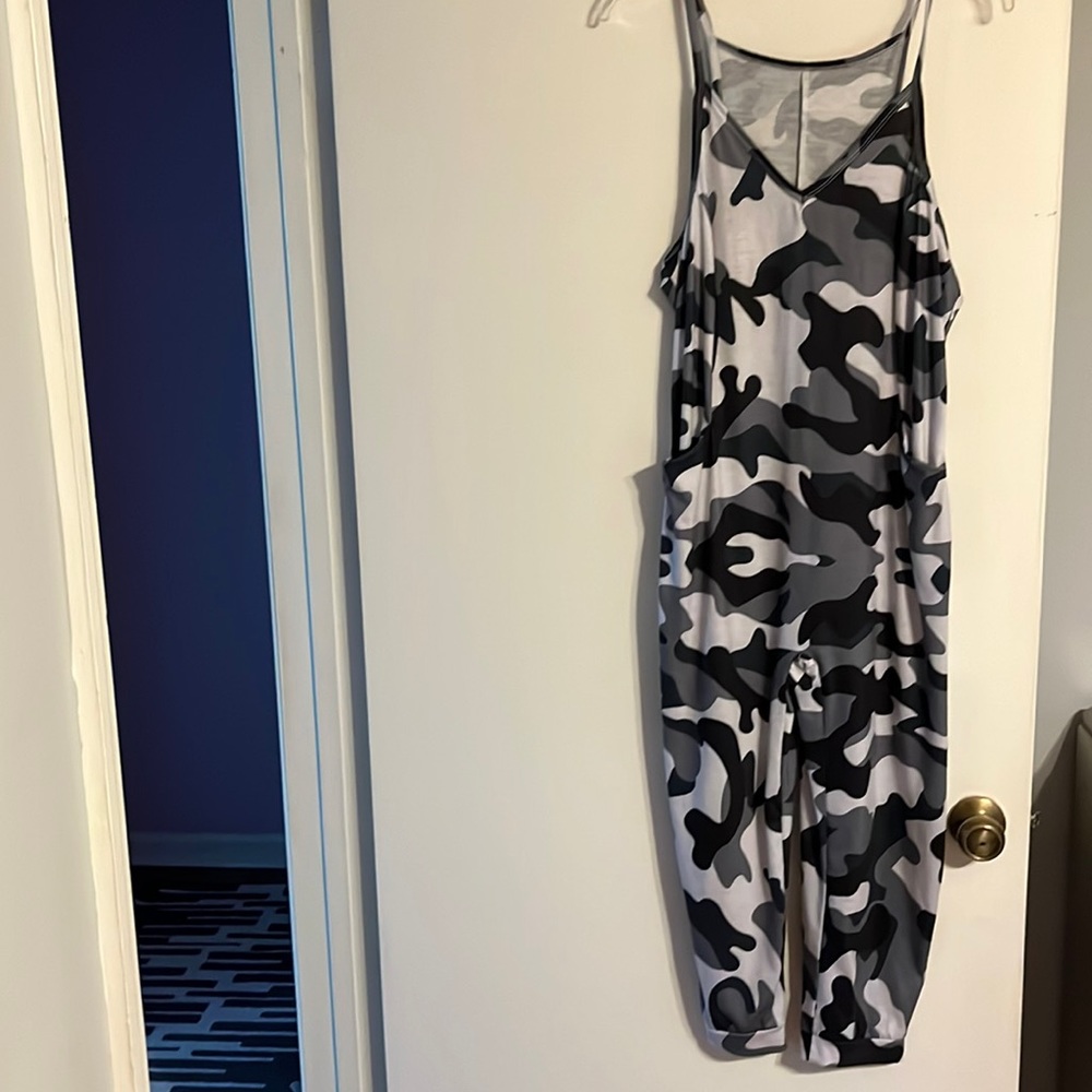 B&W camouflage pants jumper. Comfortable and ready to wear.